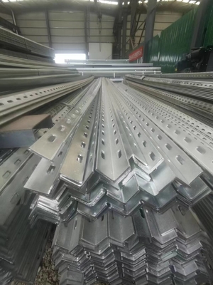 Q195-Q420 सीरीज 25*25*4mm-200*200*10mm हॉट डिप इक्विलाटरल एंगल स्टील विथ होल