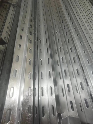 Q195-Q420 सीरीज 25*25*4mm-200*200*10mm हॉट डिप इक्विलाटरल एंगल स्टील विथ होल