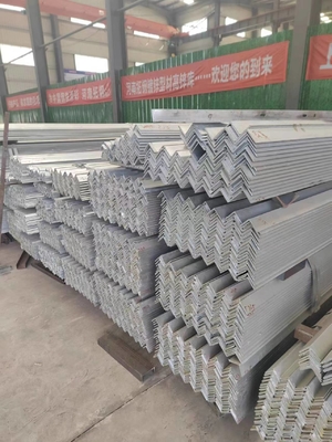 ASTM A36 A53 Q235 Q345 कार्बन समान कोण स्टील जस्ती लोहा L आकार हल्के स्टील कोण पट्टी