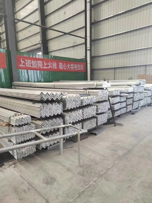 Q195-Q420 श्रृंखला ग्रेड समान कार्बन स्टील एएसटीएम A53 A36 GB Q235 Q345 के लिए कोण पट्टी
