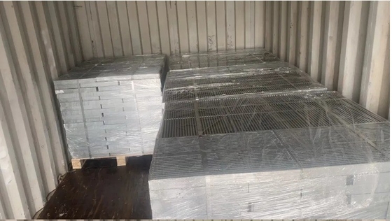 50 मिमी क्रॉस बार पिच इंडस्ट्रियल डिजाइन के साथ 1m x 1m स्टील ग्रिटिंग पिगॉन फ्लोर ग्रिल