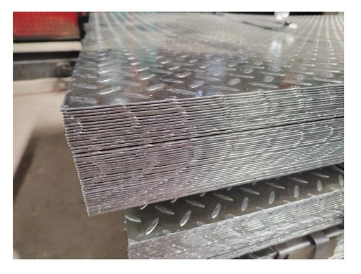 जस्ती पैटर्न स्टील प्लेट DX51D के साथ 40g/m2 जिंक परत 1.5-5.0*1000-1500mm